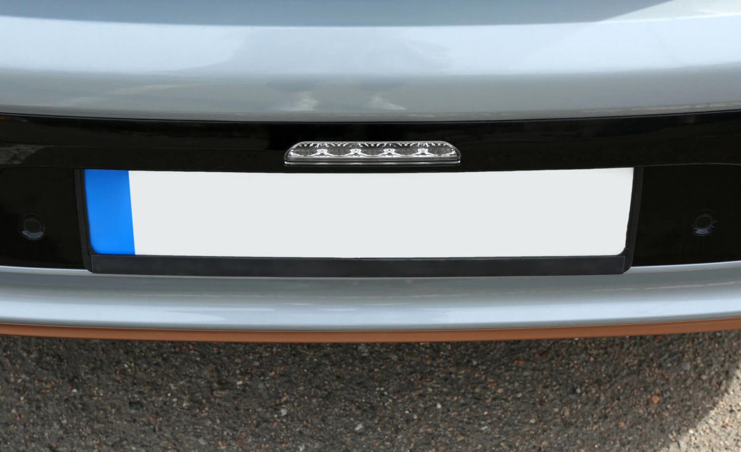 La Guardia Civil me paró por llevar una sola luz de la matrícula fundida: ¿de cuánto fue la multa?