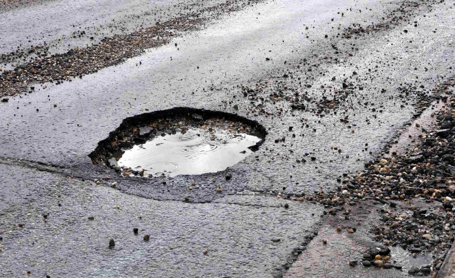 Hasta 2.000 euros en la factura del taller: la escabechina que han hecho los socavones de las carreteras en los coches estas últimas semanas