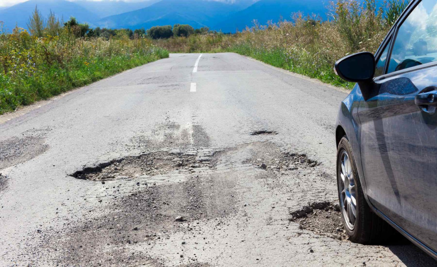 Hasta 2.000 euros en la factura del taller: la escabechina que han hecho los socavones de las carreteras en los coches estas últimas semanas