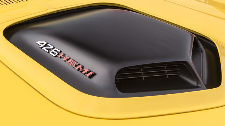 What're the differences between the Ford 427 and Chrysler 426 HEMI engine?