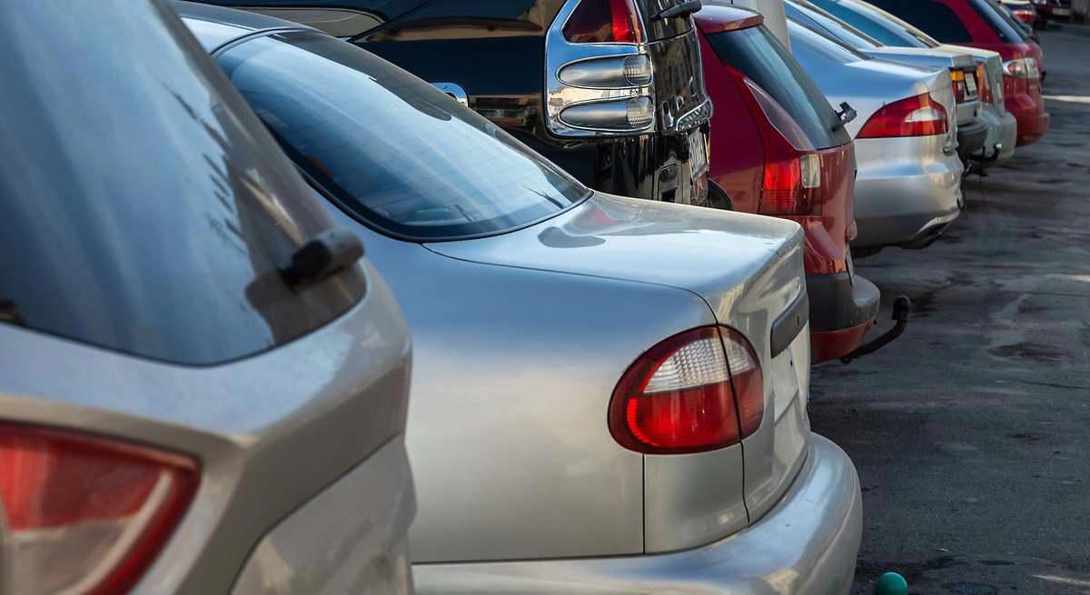 Cómo sacar un coche aparcado en batería si los coches de al lado están pegados: la técnica de un profesor de autoescuela