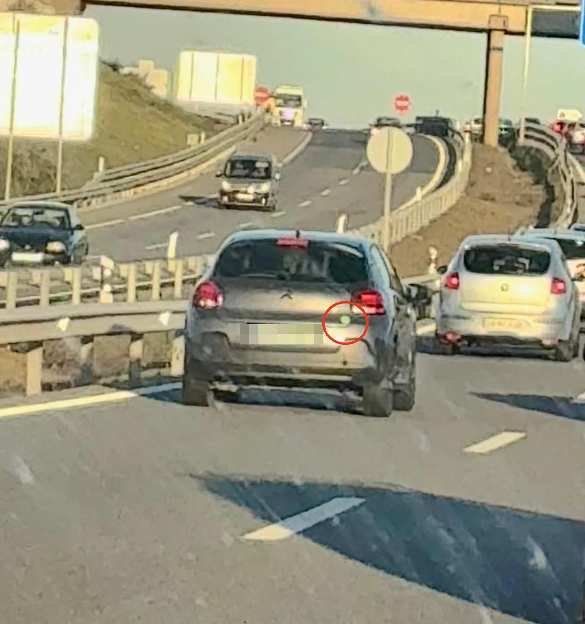Conduje desde Madrid hasta Sevilla y en el camino muchos coches tenían esta curiosa pegatina que nunca había visto: ¿qué significa?