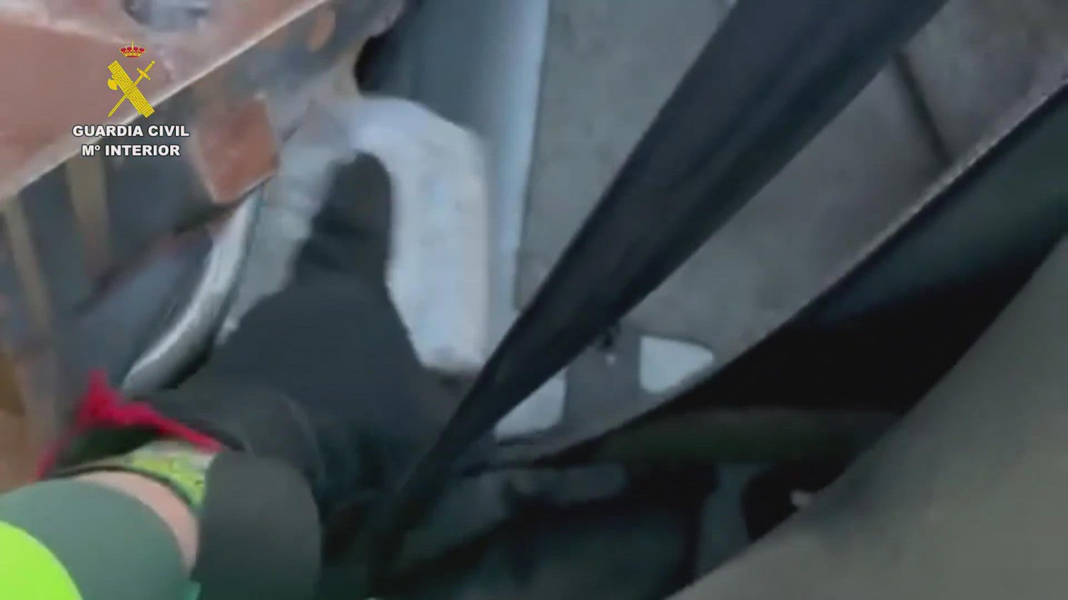 La Guardia Civil para a este coche sin ITV y sin seguro, pero lo peor estaba en los asientos: había 14 paquetes