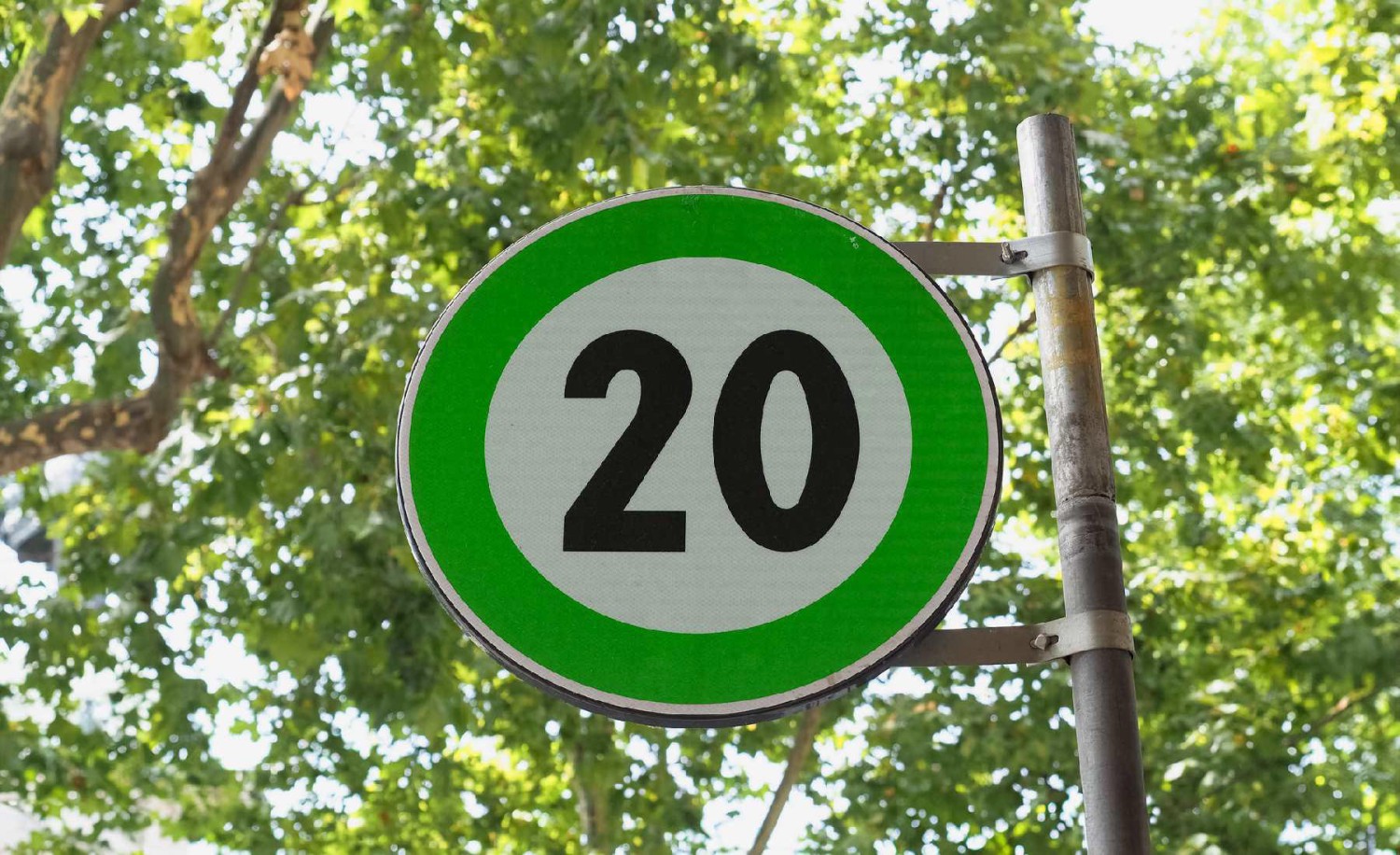 ¿Sabes qué significa esta señal verde que está en muchas carreteras?