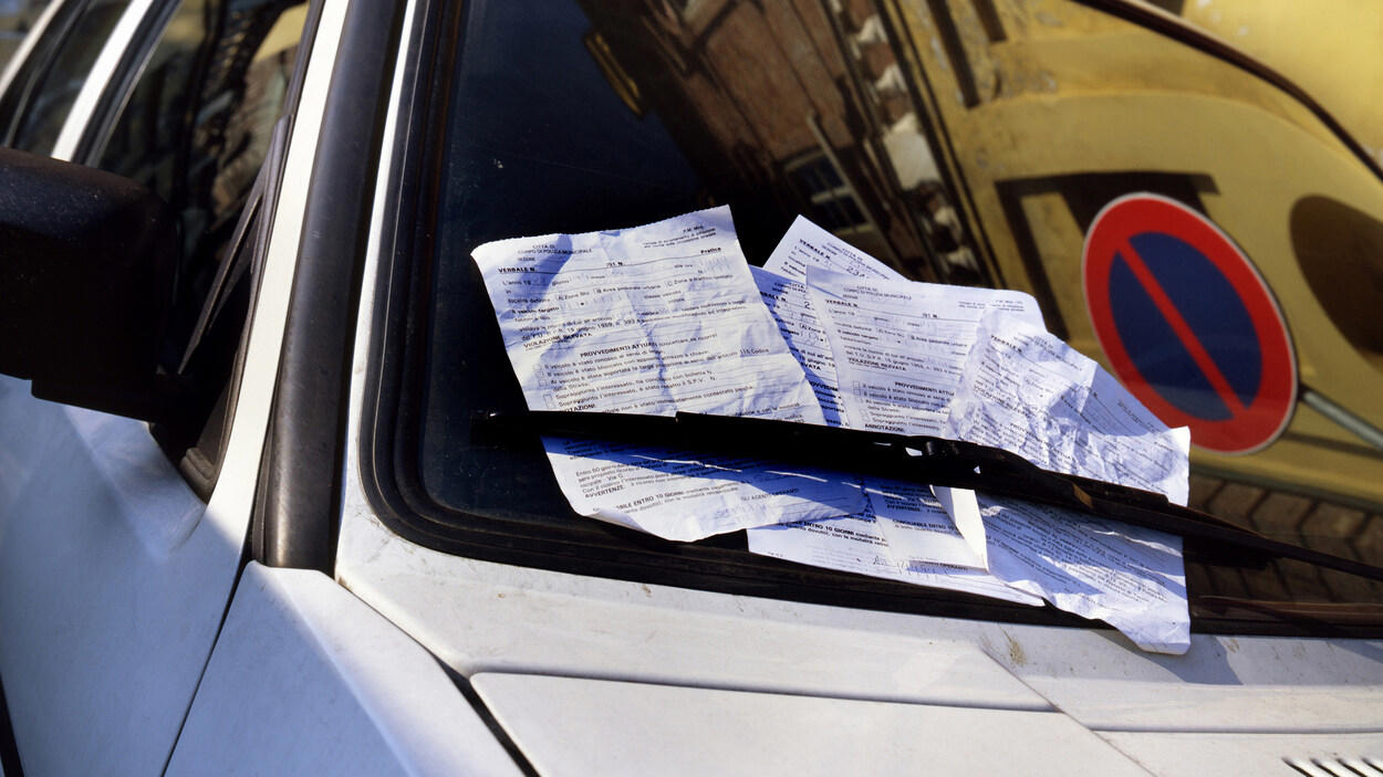 Le ayudaron a pagar una multa dejando monedas sobre el parabrisas: el gesto que se ha hecho viral en este evento deportivo