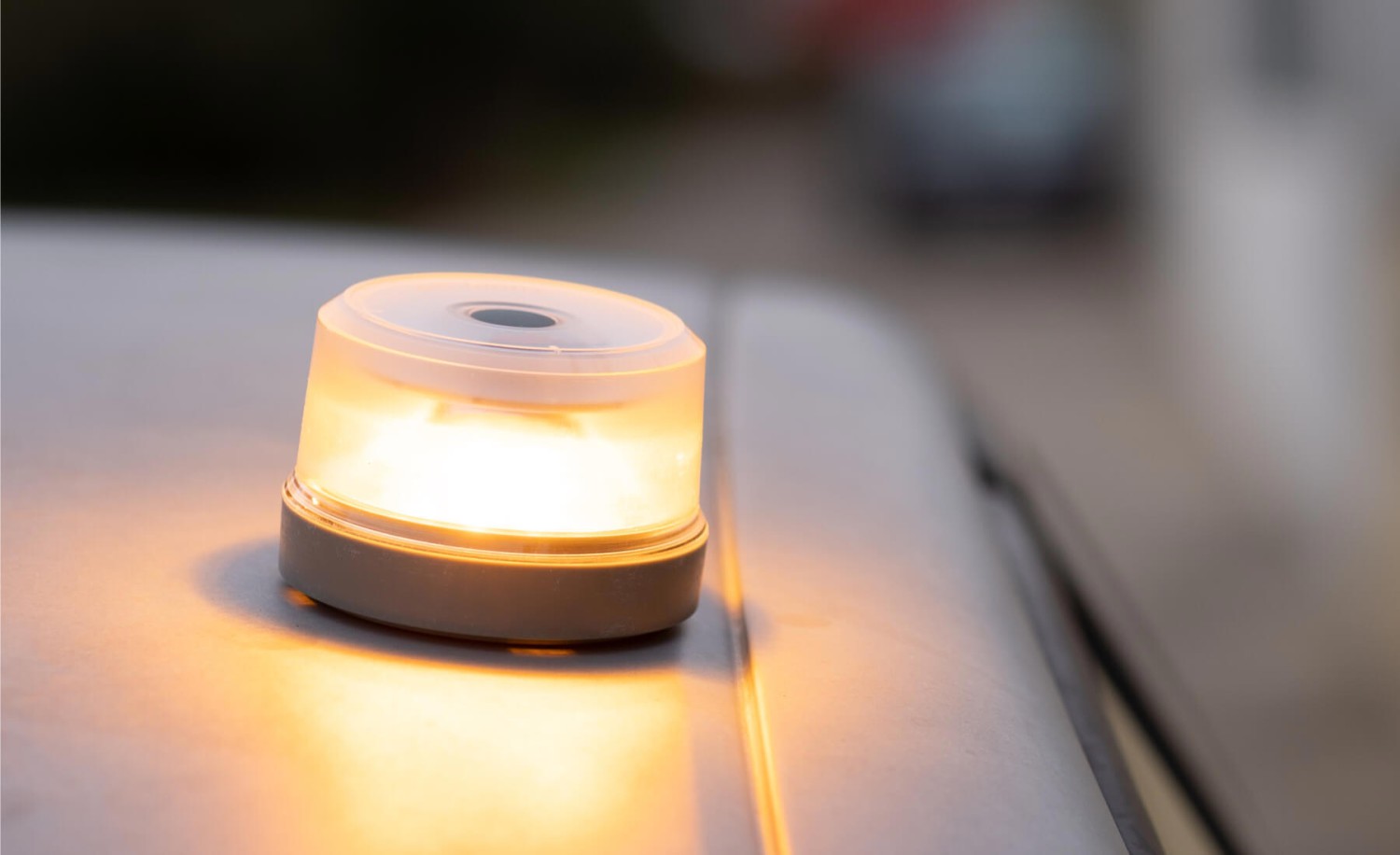 Casi la mitad de los conductores no sabe reconocer este detalle clave de las balizas V-16