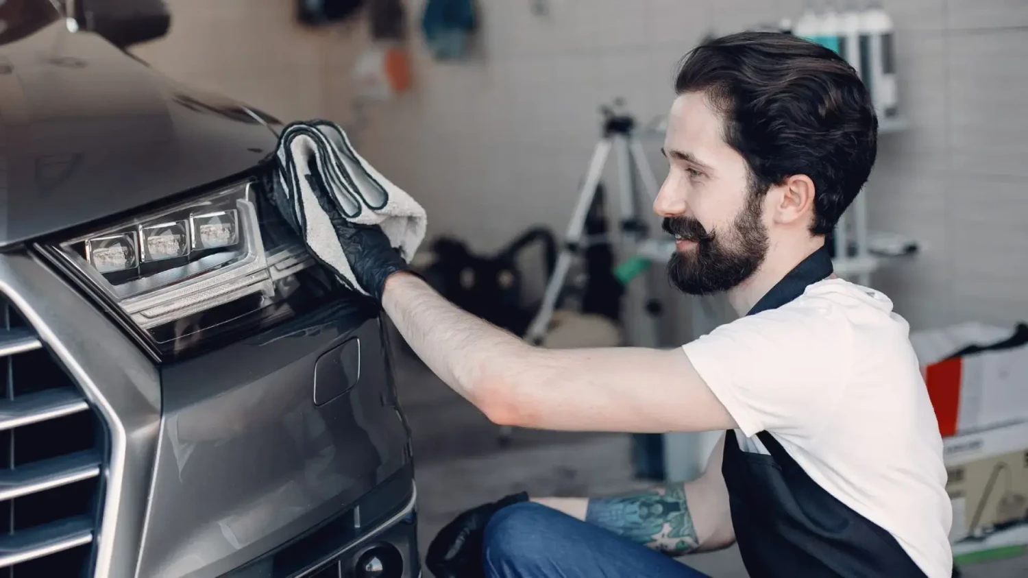 La razón por la que los faros del coche se quedan mates y amarillos y cómo arreglarlo de una forma muy barata