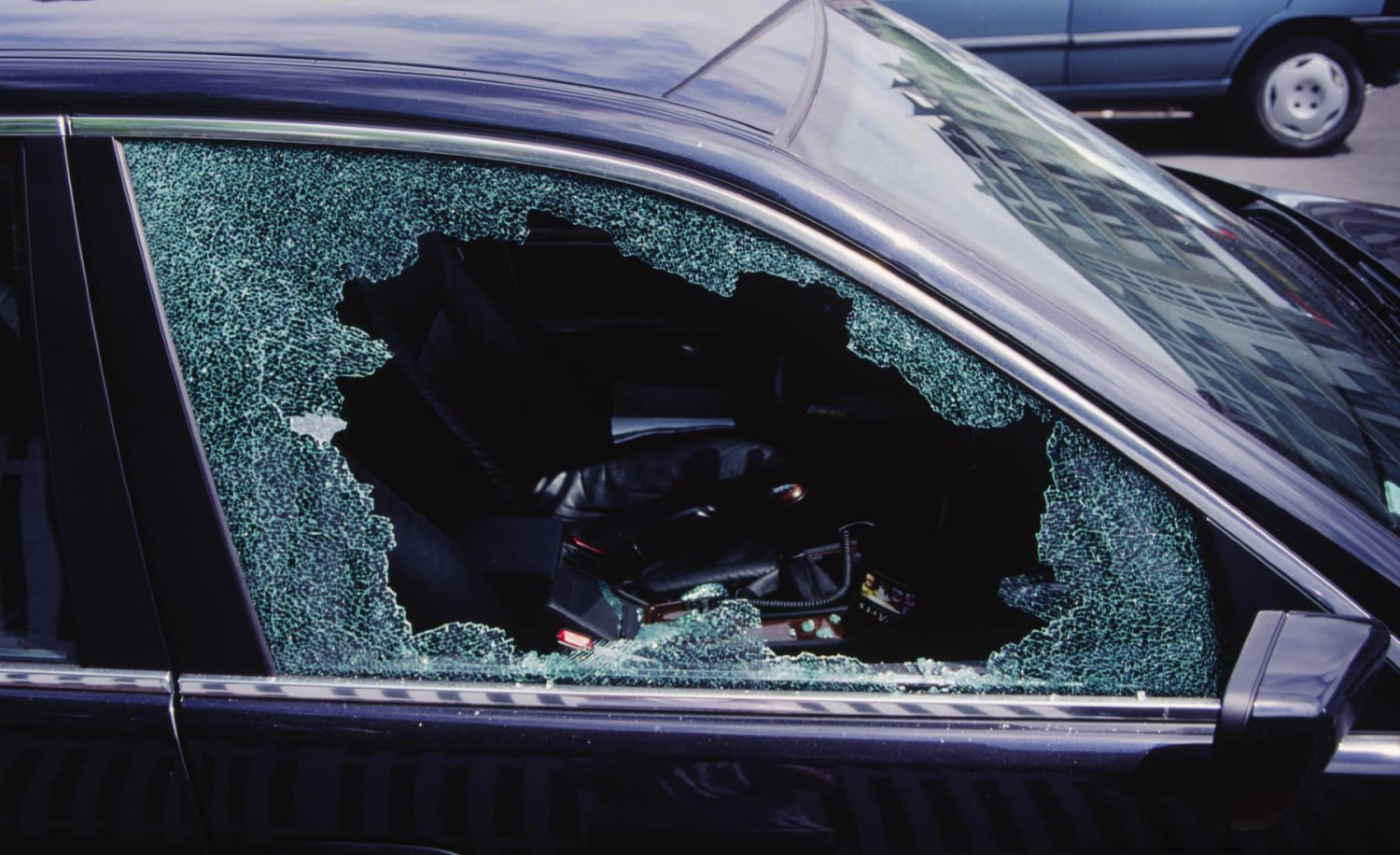 Cada vez más conductores pegan esta nota en los cristales del coche en Madrid y en Barcelona: tiene todo el sentido