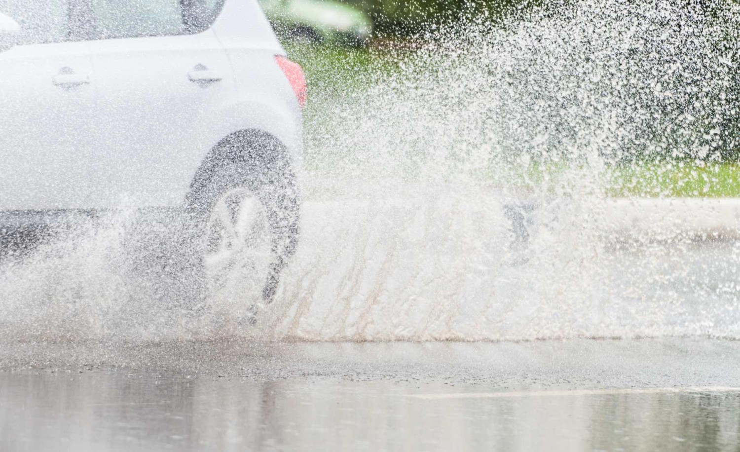 Este es el peligro que acecha cuando atraviesas demasiado rápido un charco con el coche
