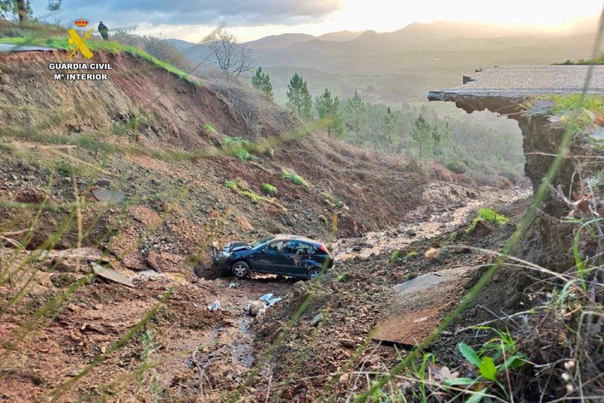 Una conductora cae a un enorme socavón tras el derrumbe de un tramo de la CC‑428 en Cáceres