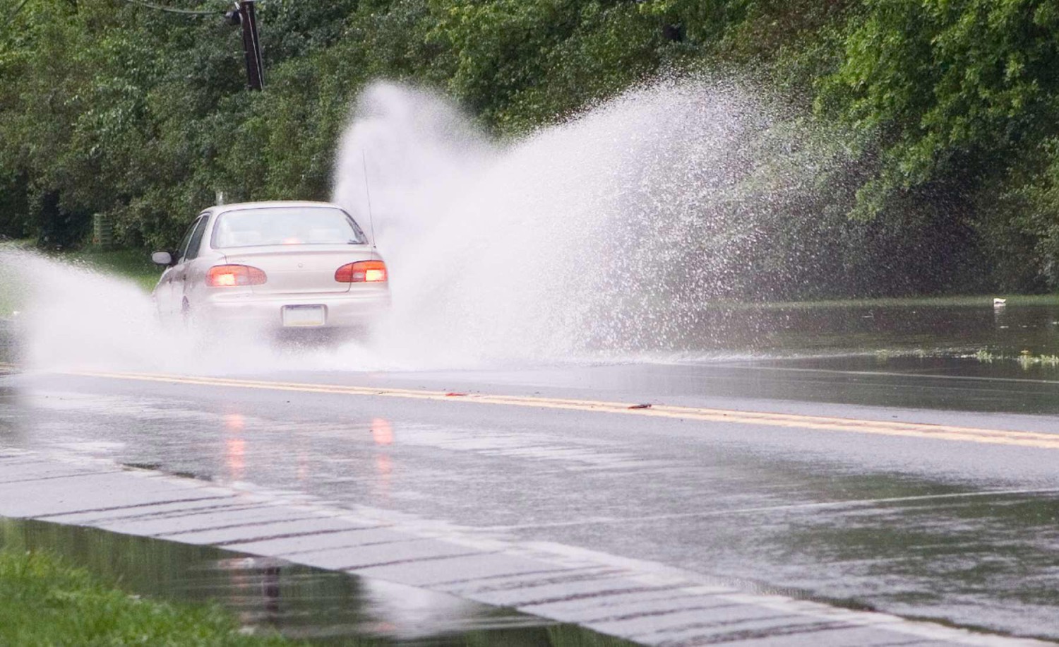 Este es el peligro que acecha cuando atraviesas demasiado rápido un charco con el coche
