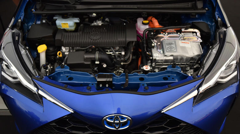 What is an Atkinson cycle engine and why do automakers use it?
