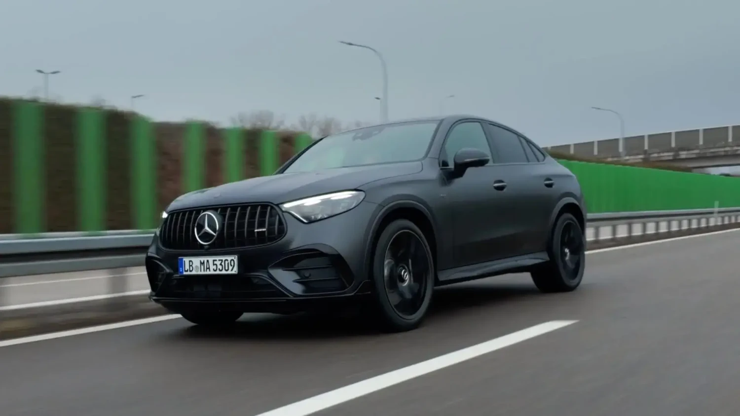 Vídeo: ¡Bombazo! El Mercedes-AMG GLC 53 4MATIC+ entona el 'mea culpa' y recupera los 6 cilindros
