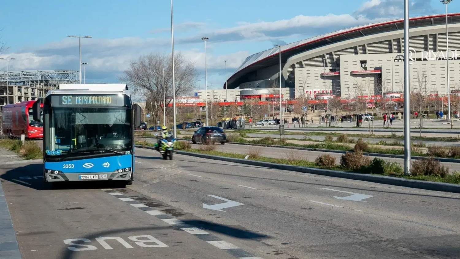 Críticas al plan de colocar cámaras en los autobuses de la EMT para vigilar el carril bus-taxi: "Es una tomadura de pelo"