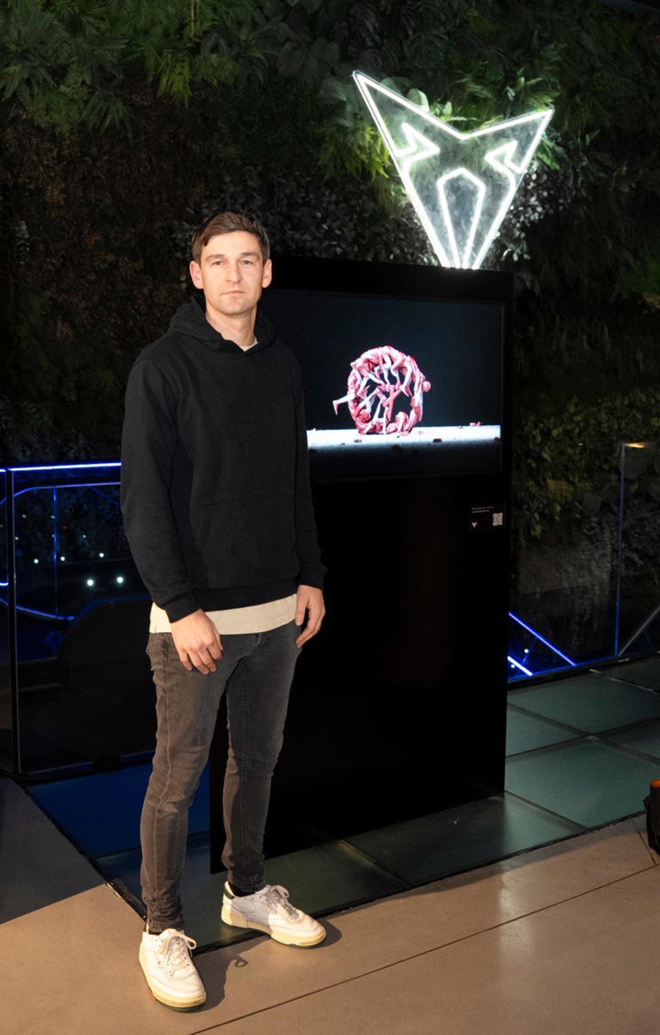 Cupra presenta en la calle Serrano de Madrid los volantes más originales que jamás has visto junto al Tindaya Showcar