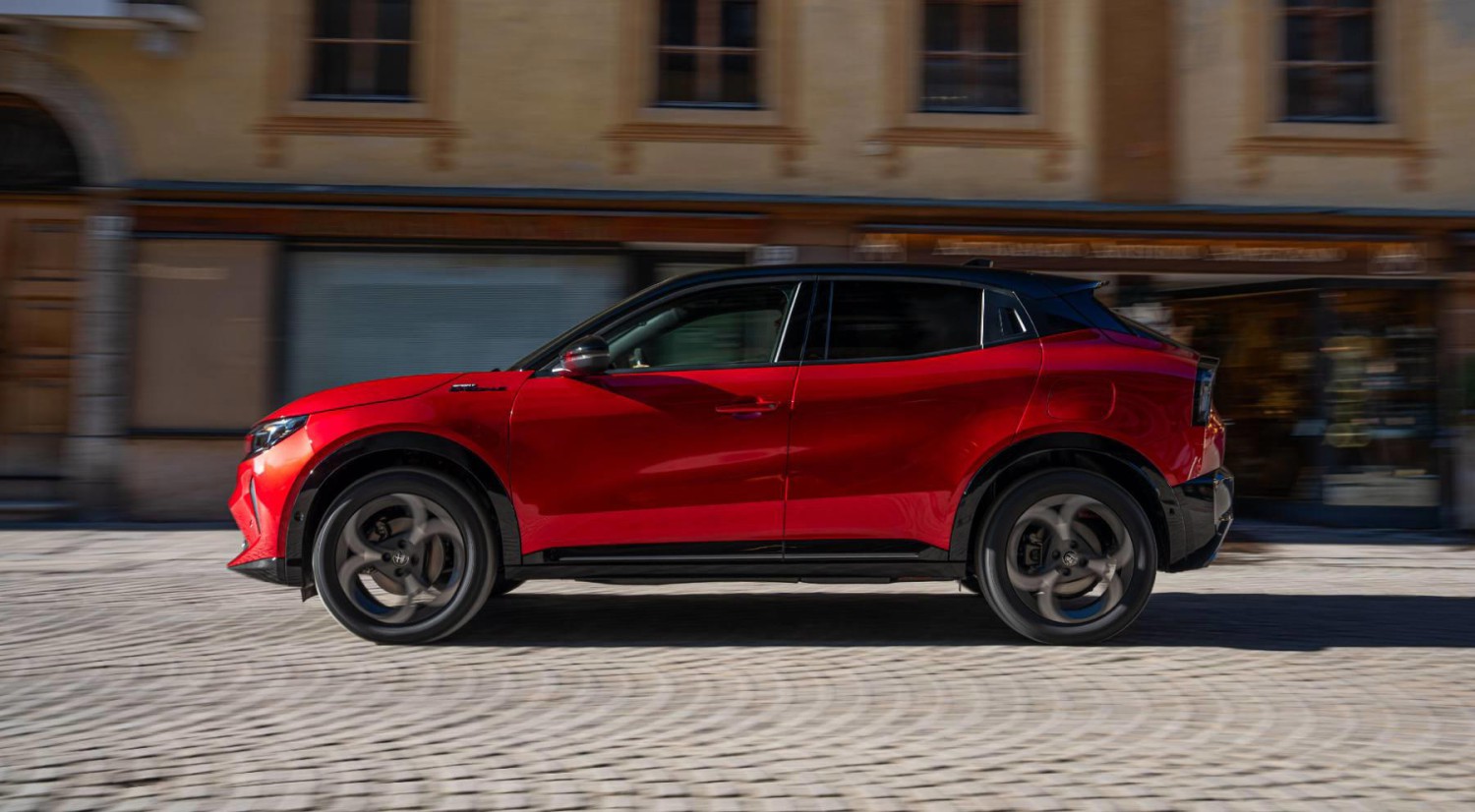 Híbrido o eléctrico y con hasta 281 CV: ¿cuánto cuesta el coche más vendido de Alfa Romeo?