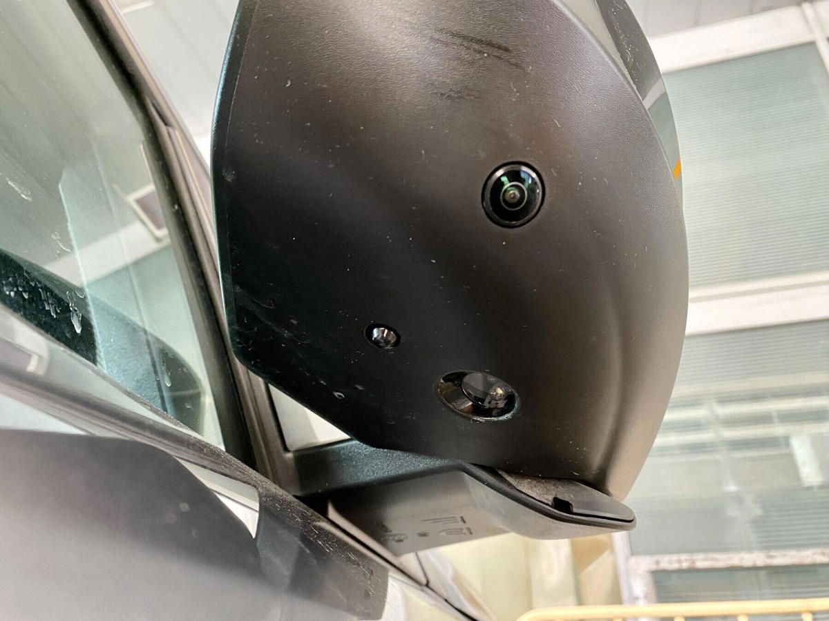 ¿Dónde se ubica el sensor de temperatura exterior del coche?