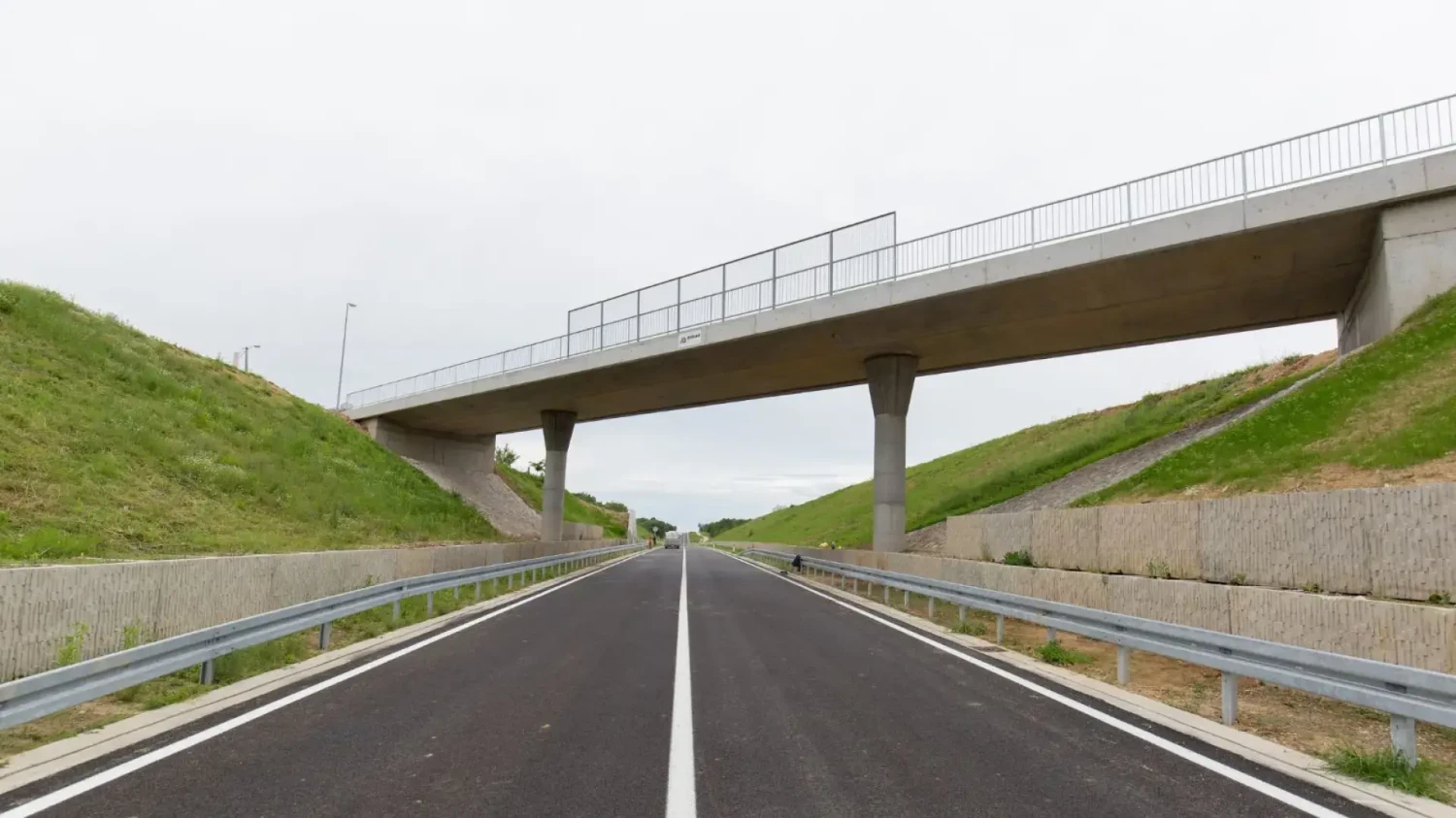 Ni en coche ni a pie. Se gastan 19 millones en construir un puente que no se puede cruzar