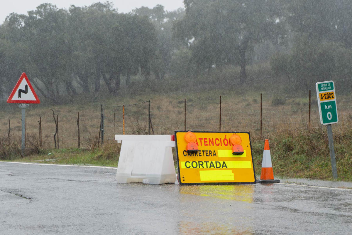 Más de 150 carreteras siguen cortadas por lluvias e inundaciones en varias comunidades