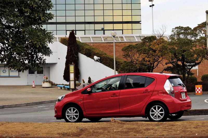 トヨタ アクアは画期的だった。燃費40km／Lのハイブリッドながら、ICE車のような自然さもあった【10年ひと昔の新車】