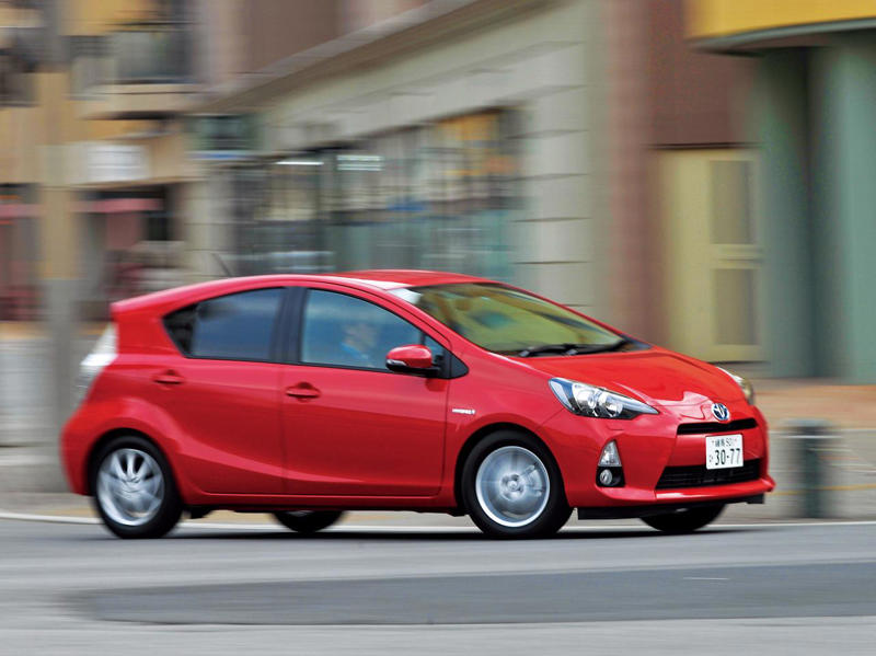 トヨタ アクアは画期的だった。燃費40km／Lのハイブリッドながら、ICE車のような自然さもあった【10年ひと昔の新車】