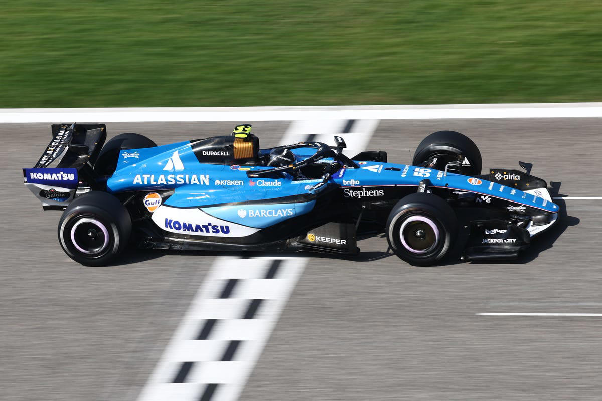 Carlos Sainz, sobre las críticas de Lewis Hamilton y Max Verstappen a la FIA: "Yo confío en la F1 de 2026"