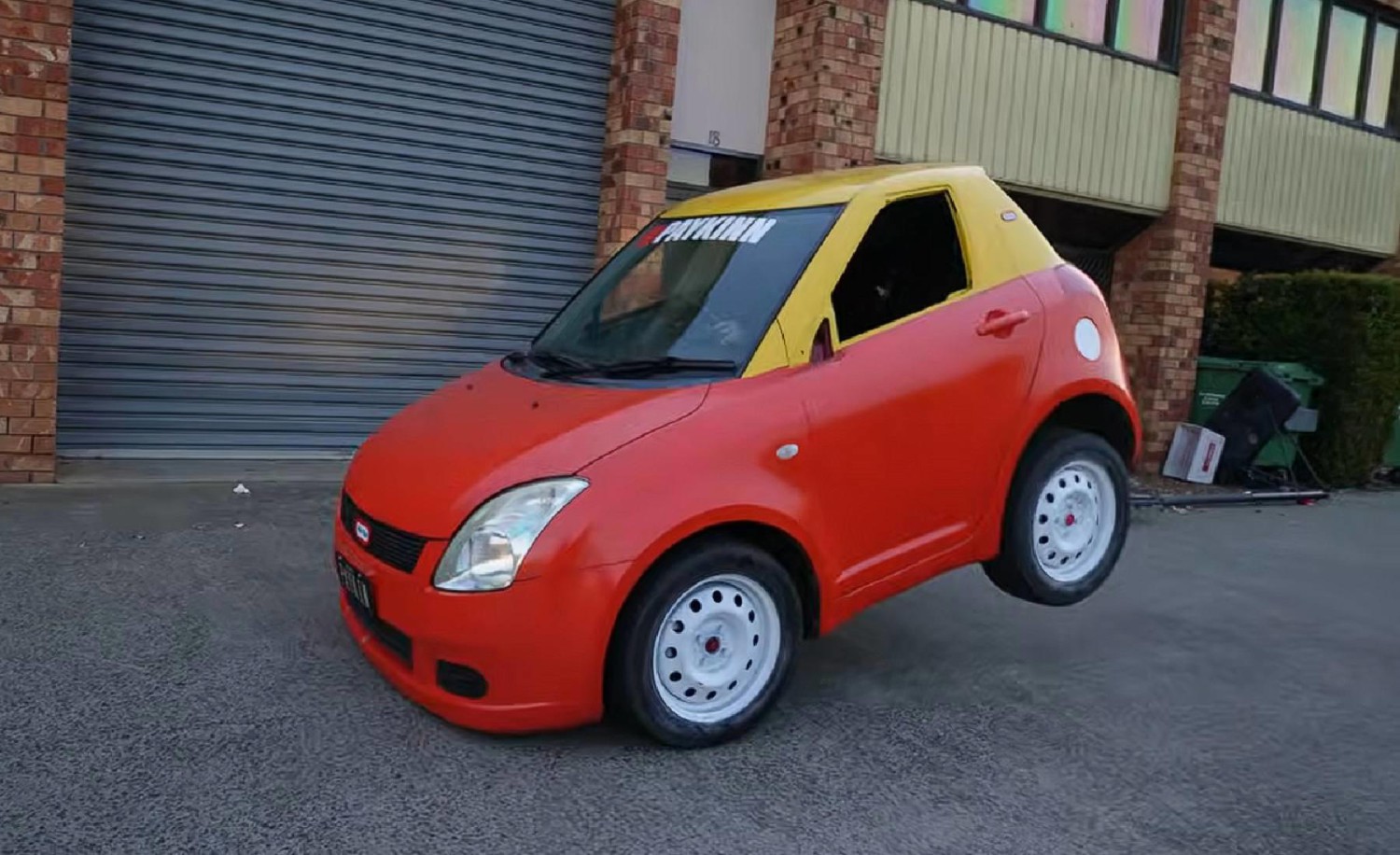 Un creador de contenido convierte un coche corriente en un experimento viral sobre ruedas