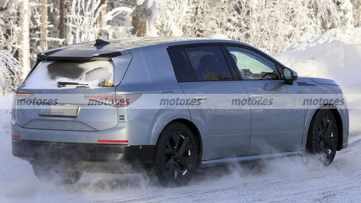 El nuevo Škoda PEAQ se destapa casi por completo en las pruebas de invierno, llega antes de 2027