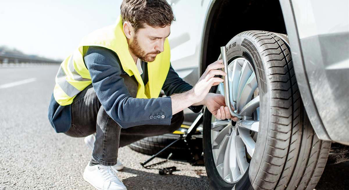 Cómo cambiar una rueda paso a paso: la guía definitiva para principiantes y evitar riesgos en carretera