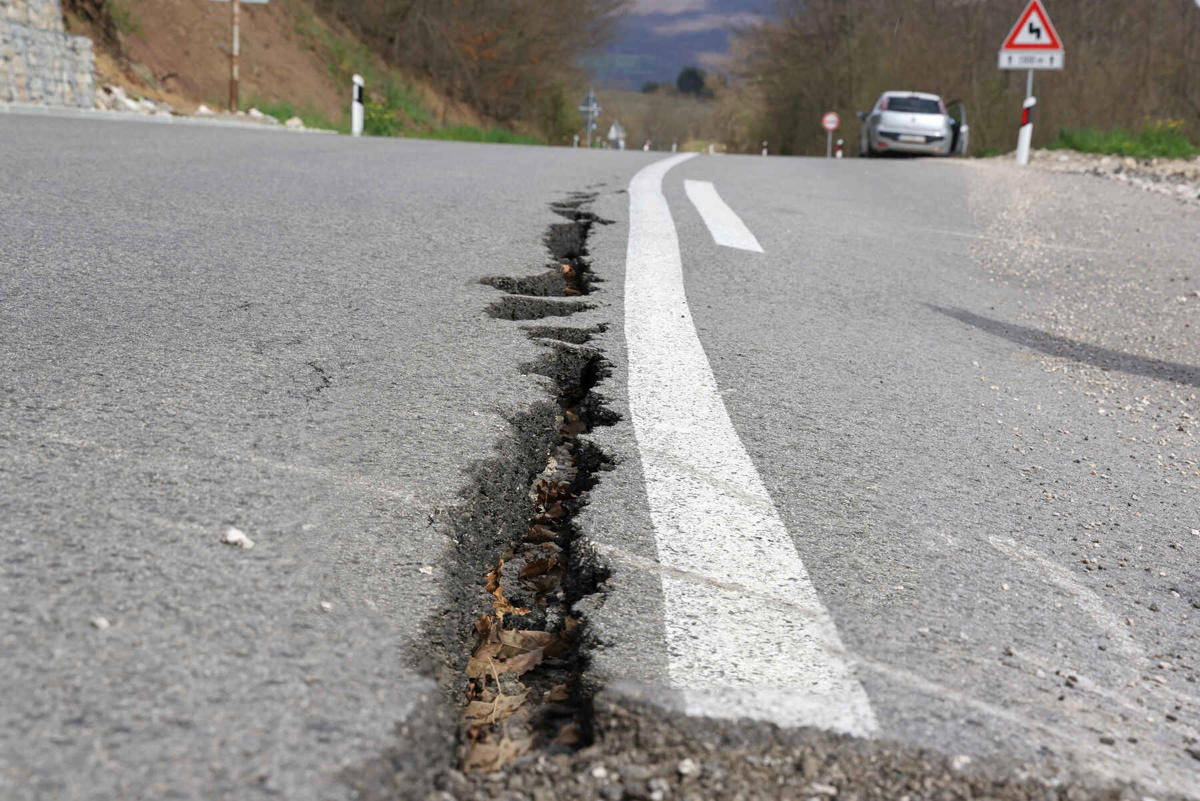 Terremoto en carretera: así debes actuar si el suelo empieza a moverse mientras conduces