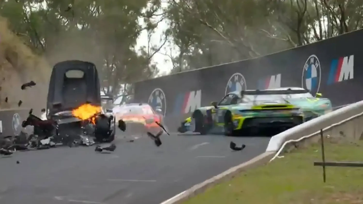 La carrera más caótica del año: las 12 horas de Bathurst terminan con un fortísimo accidente entre dos coches y el atropello de un canguro a 250 km/h