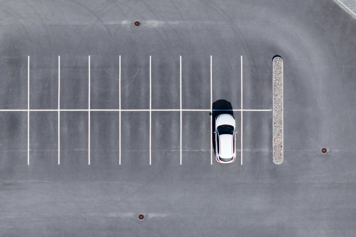 Parado, bebiendo y sin intención de arrancar: el positivo que obligó a la justicia a aclarar si te pueden multar en un coche aparcado