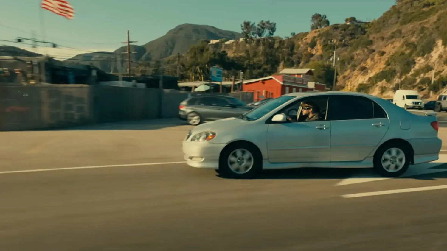 Ni Rolls-Royce ni Ferrari Testarossa, Bad Bunny se queda con su Toyota Corolla de 2003