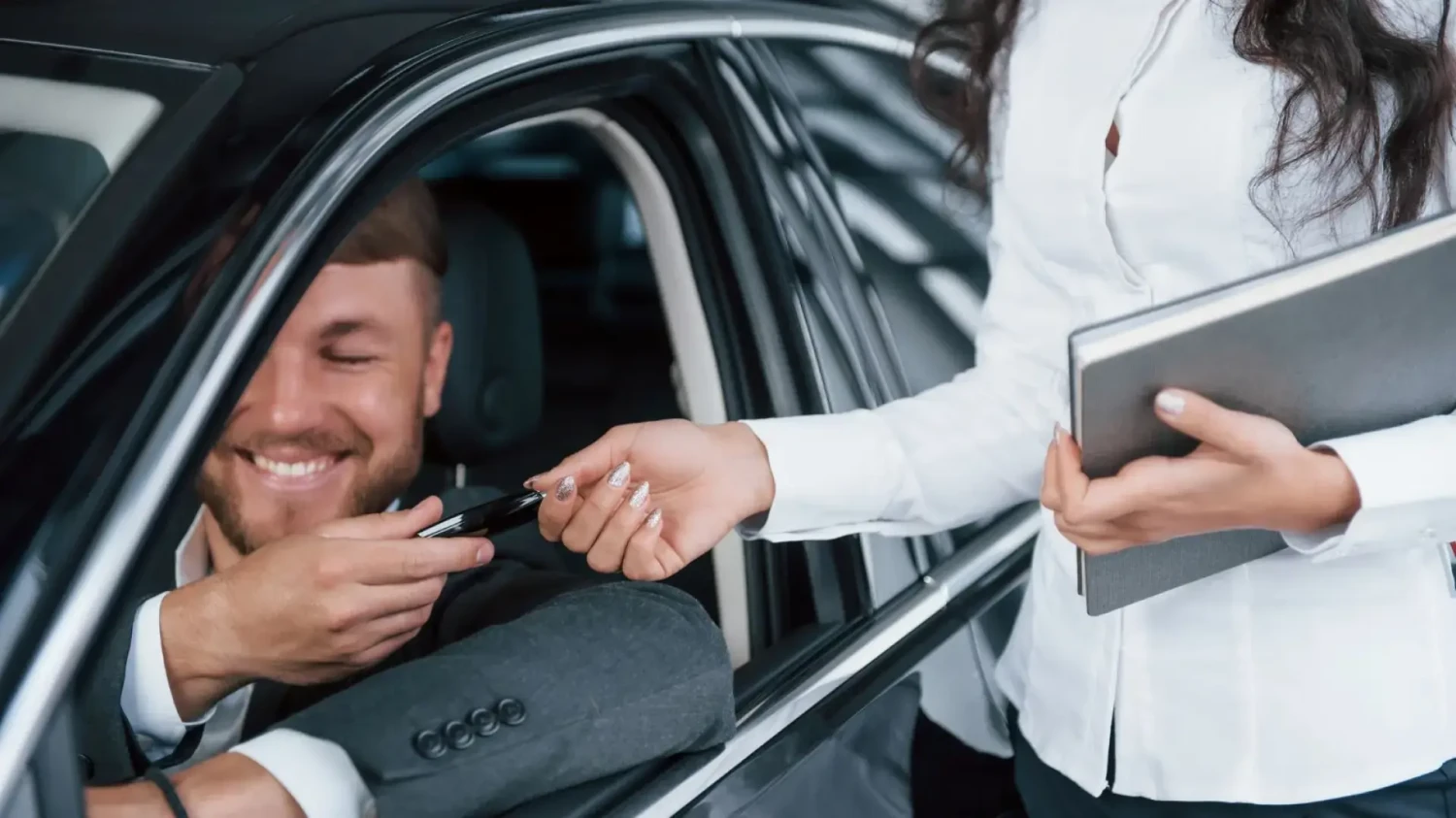 Ni renting ni financiación, comprar al contado sigue siendo la opción más económica, según la OCU