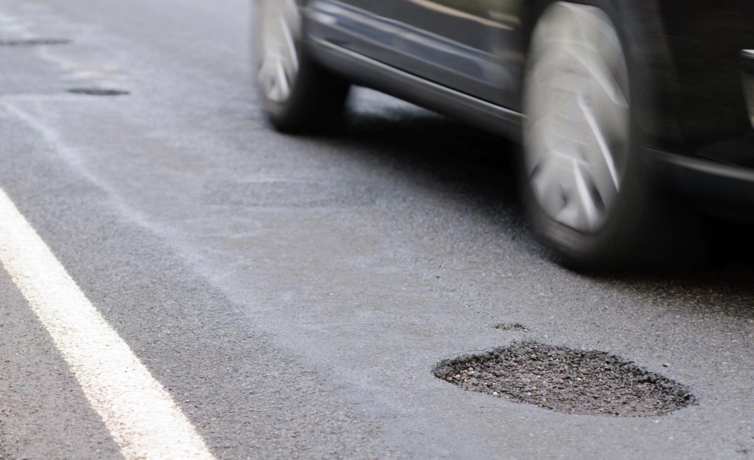 El mal estado del asfalto ha arruinado tu coche: guía paso a paso para exigir que te paguen la reparación