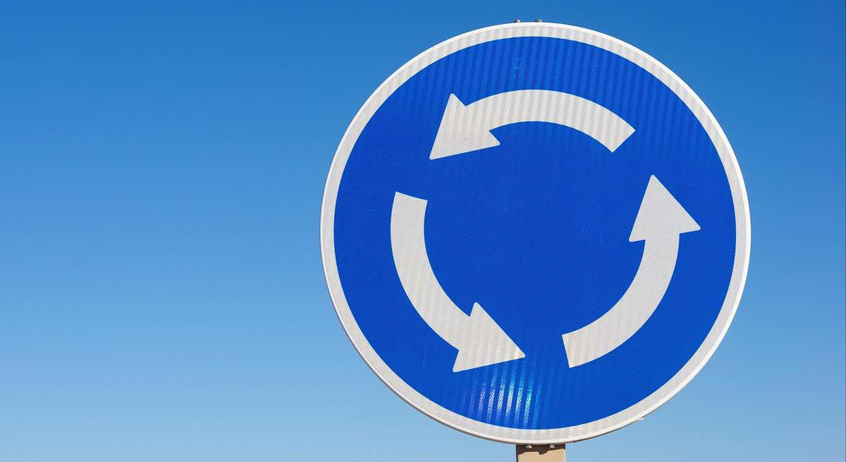 ¿Es legal dar toda la vuelta a una rotonda por el carril derecho? Esto dice el Reglamento General de Circulación