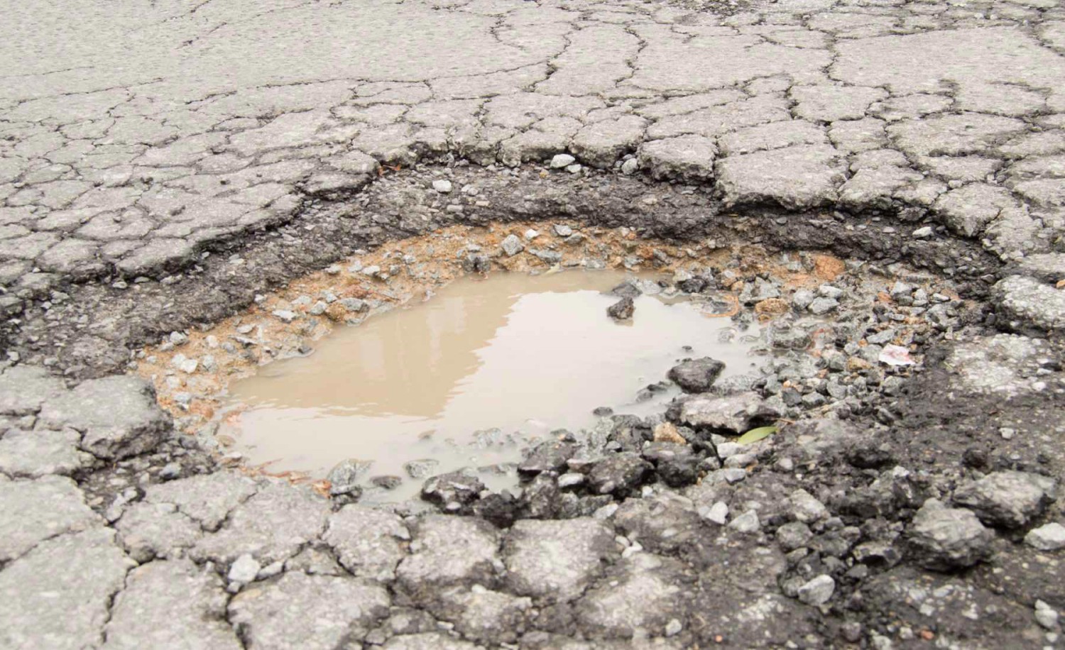 De los socavones virales a la realidad técnica: la alarmante falta de inversión que desmorona las autovías españolas