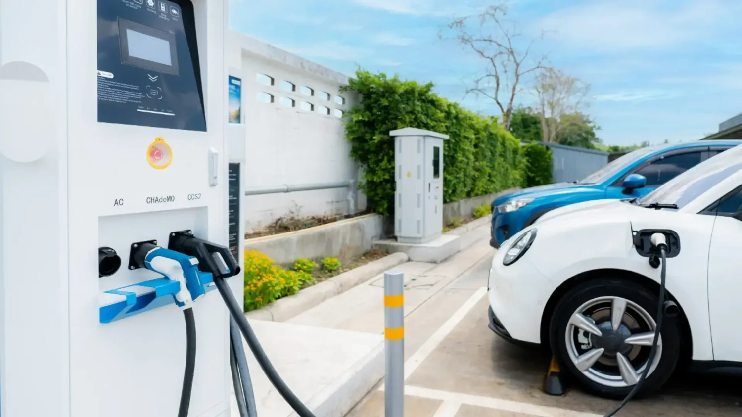 Citroën, Recargar un coche eléctrico en el mismo tiempo que se reposta gasolina: así lo están consiguiendo varias marcas de coches