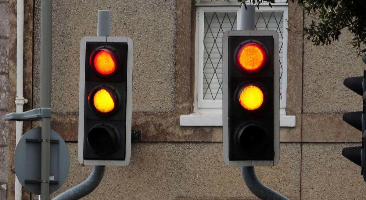 Qué indica un semáforo que está en rojo y amarillo a la vez: así deben actuar los conductores
