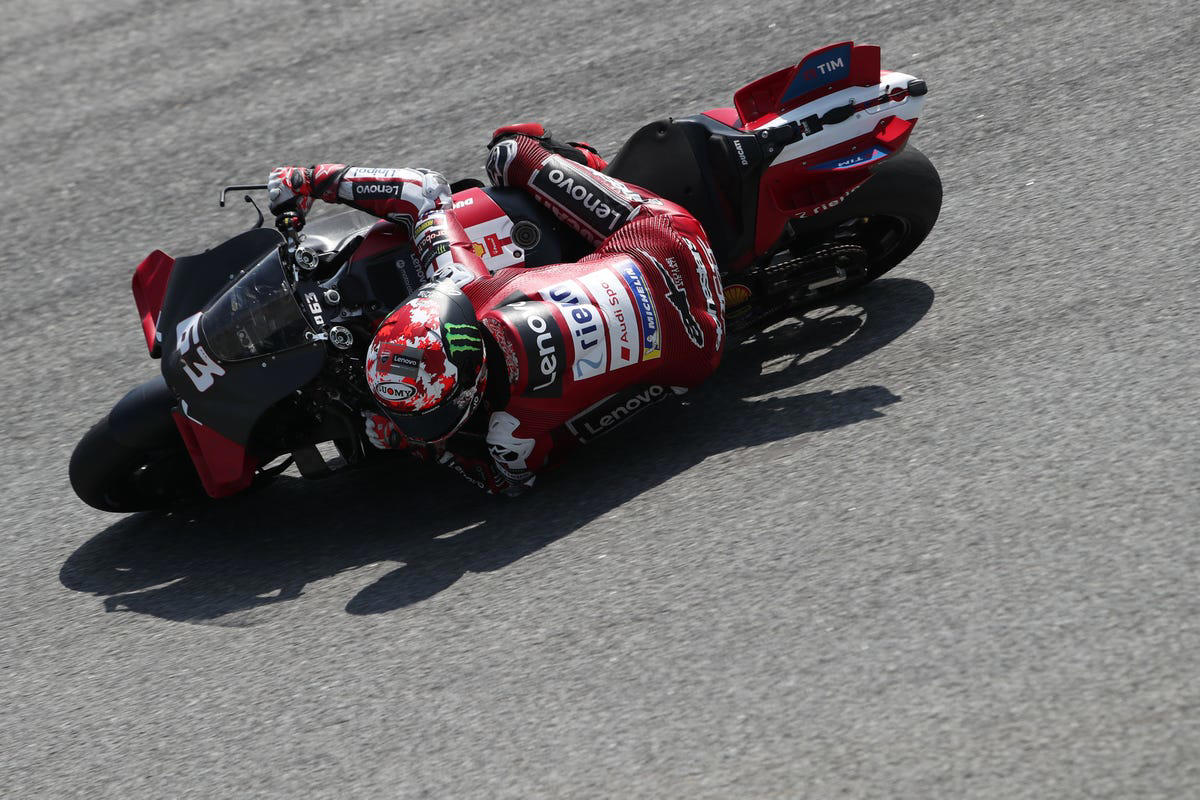 Un experto en MotoGP analiza el cambio de Marc Márquez para ganar a Pecco Bagnaia y Pedro Acosta: "Es otro"