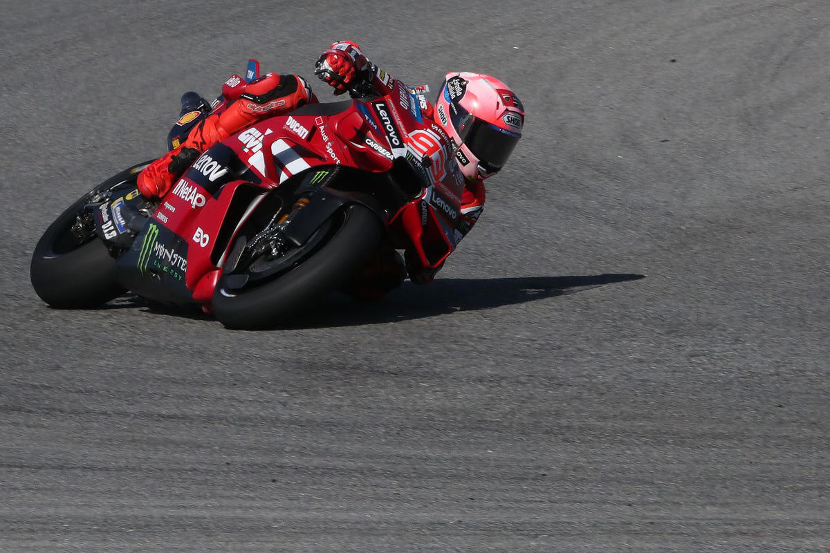 Un experto en MotoGP analiza el cambio de Marc Márquez para ganar a Pecco Bagnaia y Pedro Acosta: "Es otro"