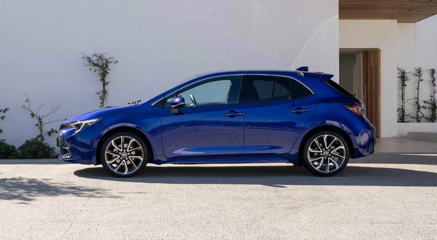 El Dacia Sandero arrasa en abril mientras los coches electrificados se disparan