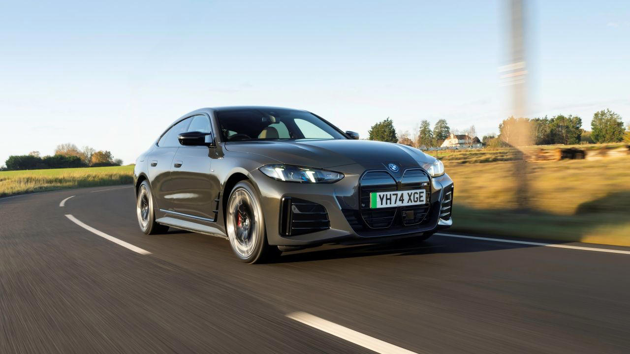 ¿Hasta qué punto ahorras dinero conduciendo un coche eléctrico frente a uno de gasolina equivalente? Las cifras revelan datos interesantes