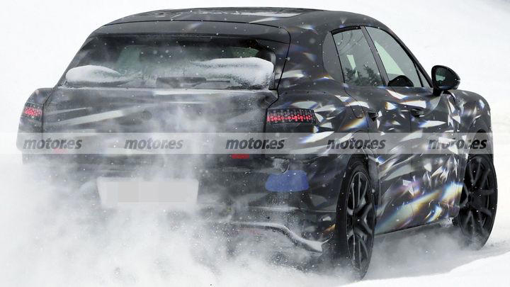 El primer SUV compacto eléctrico de Bentley se viene arriba en estas fotos espía sobre nieve