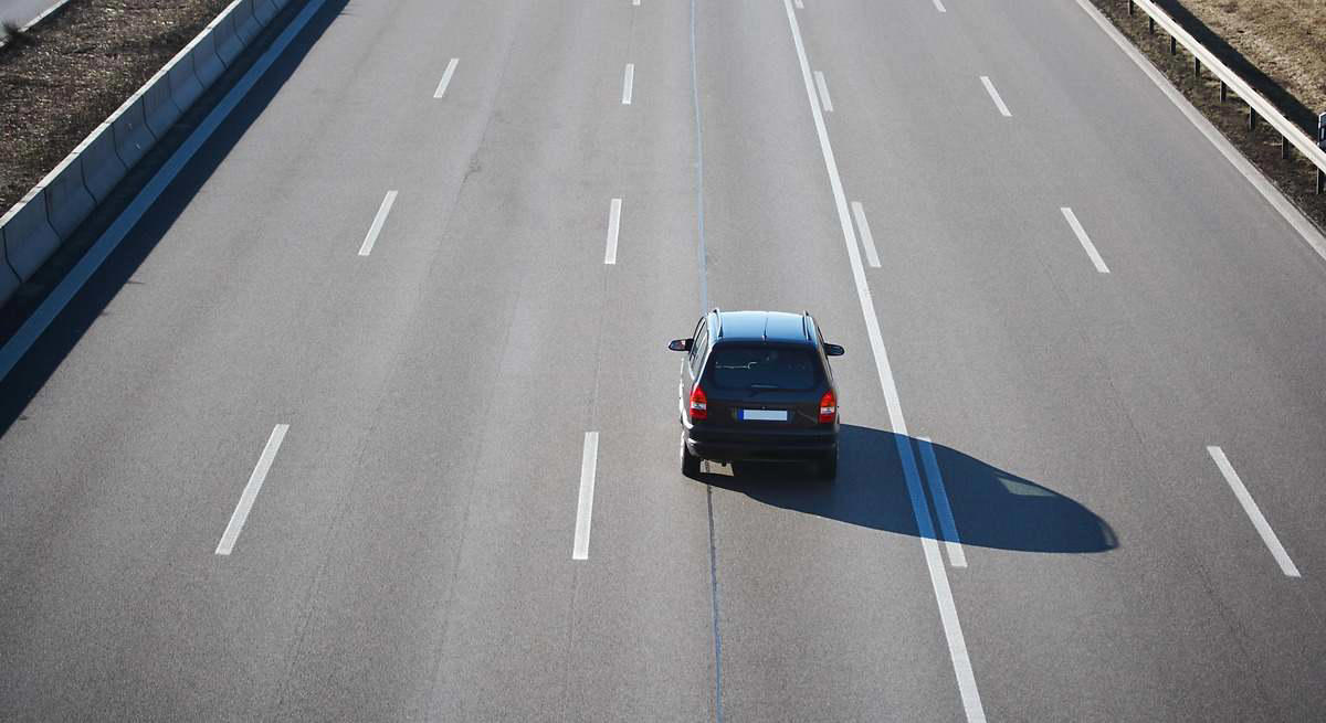 Qué carril hay que utilizar al ir solo por la carretera: casos en los que puedes ser multado según el Reglamento General de Conducción