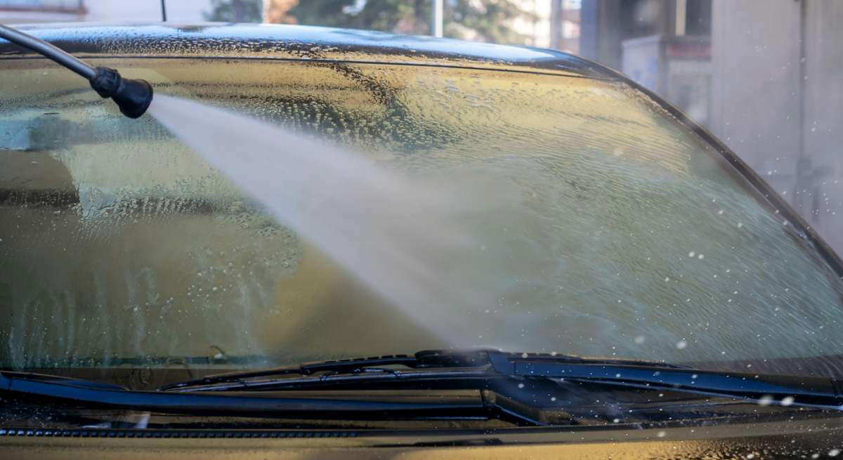 El 90% de los conductores comete este error al limpiar el parabrisas: hace que la visibilidad al volante empeore
