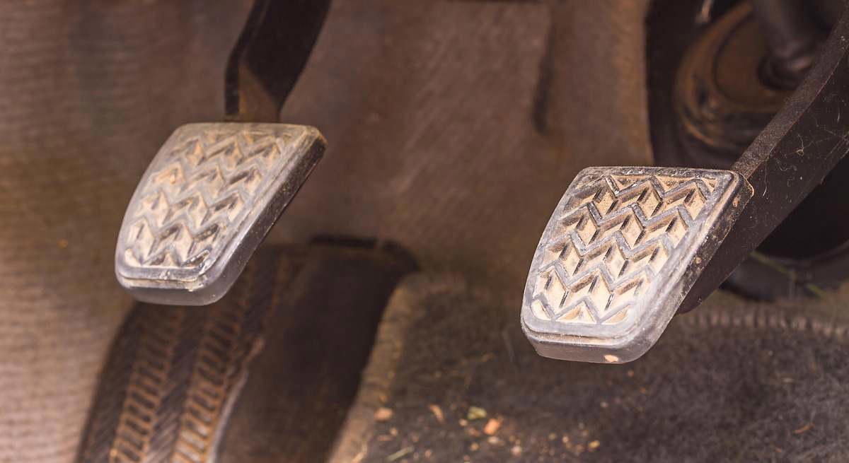 Mecánico revela un sencillo truco que todo conductor debería conocer para descubrir el estado real de sus frenos