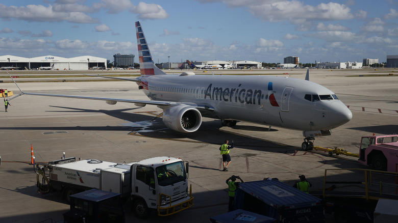 Boeing 737 is clearly a secret drug lord, takes a bullet during a flight to Medellin from Miami