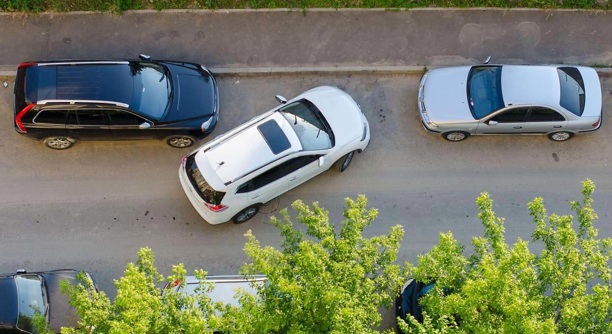 Los expertos de la DGT explican cómo estacionar en línea correctamente: "Es necesario tener cierta técnica"