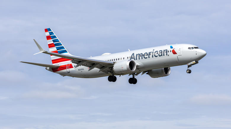 Boeing 737 is clearly a secret drug lord, takes a bullet during a flight to Medellin from Miami